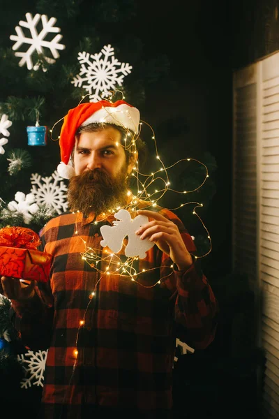 Chico de año nuevo con alambre iluminado, caja actual y juguete . — Foto de Stock