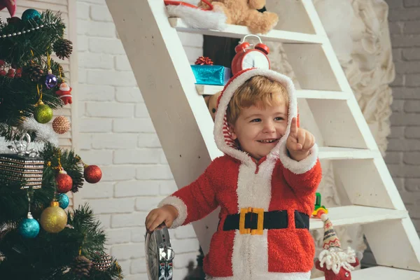 Santa Claus niño decorando árbol de Navidad .. — Foto de Stock