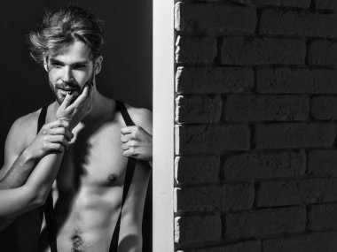 Yakışıklı kaslı seksi adam.