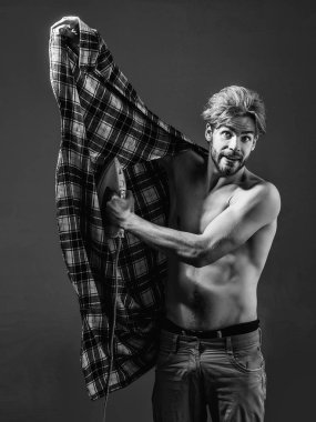 kaslı seksi adam demir ile