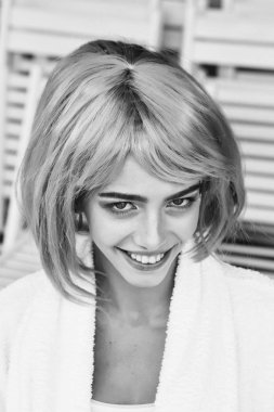 parlak makyaj ve Turuncu pembe saçlı kadın ile