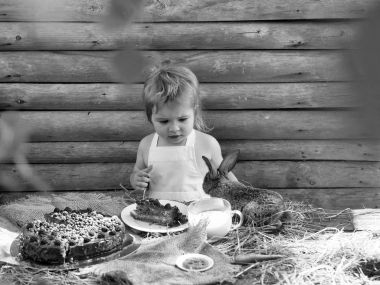 Sevimli çocuk ve küçük tavşan