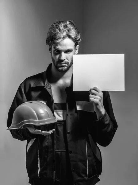 Ernstige man houdt hard hat — Stockfoto