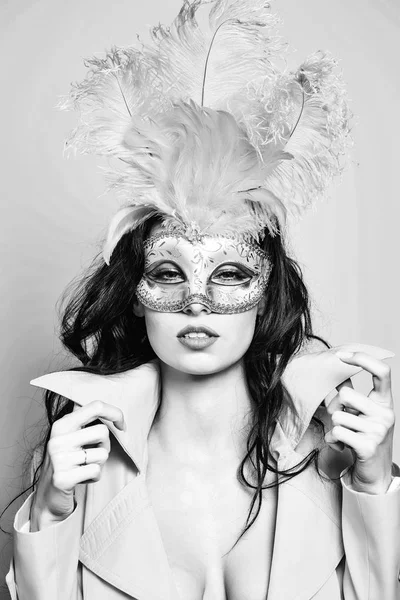 Menina bonita em máscara de carnaval — Fotografia de Stock