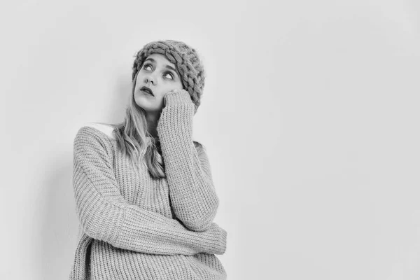Chica bastante joven con el pelo rubio en suéter de moda, sombrero —  Fotos de Stock