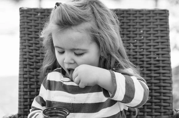 Bonito menino comendo saboroso sorvete no café ao ar livre — Fotografia de Stock