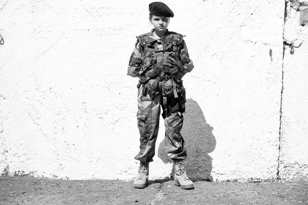 Liten flicka soldat i kamouflage — Stockfoto