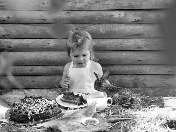 Sevimli çocuk ve küçük tavşan