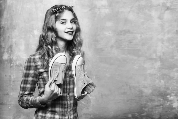 Menina bonita com tênis de moda azul nas mãos — Fotografia de Stock