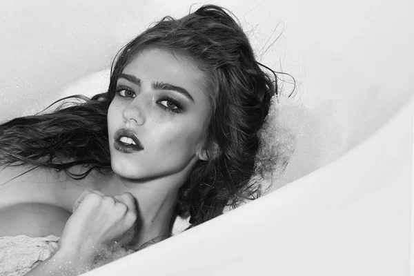 Nachdenkliche Frau in Badewanne — Stockfoto