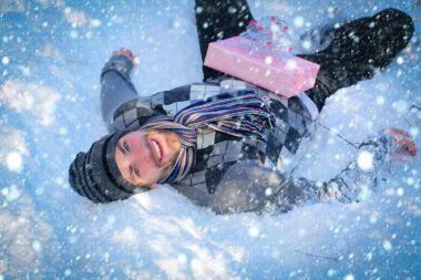 Maço üzerinde şapka, kazak ve eşarp kış günü gülümseyen