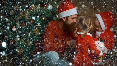 Noel aile sakallı baba ve Noel Baba şapkası çocuklarda