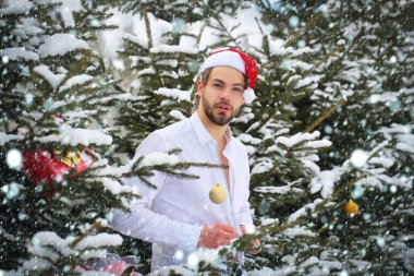 Beyaz gömlek kadar düğmelerini kış gününde dostum