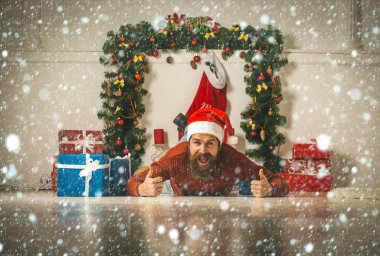 Mutlu yüz mevcut kutusunu sakallı Noel adam.