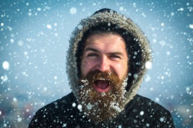 Mavi gökyüzü kar ile yeni yıl adam.