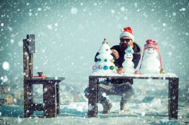 Adam gözlüklü dekorasyon kar mavi gökyüzü xmas ağacı