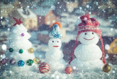 yıldız ve topları ile süslenen Xmas ağacı