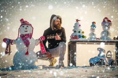 Kardan adam alışveriş torbaları üzerinde beyaz sky ile