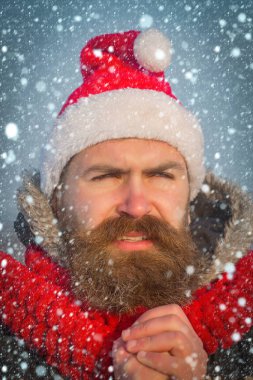 Yeni yıl adam mavi gökyüzü.