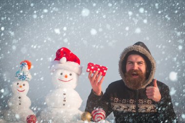 Mutlu adam başparmak yukarıya el hareketi ile mevcut kutusunda gösterilen