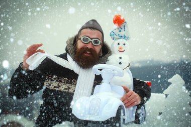 Pilot şapka ve gözlük eşarp gösterilen mutlu hippi