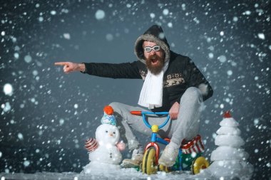 Üç tekerlekli bisiklet üzerinde gri gökyüzü heyecanlı kişini