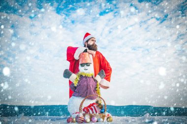 Kardan adam gözlük ve kova kafa