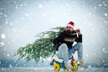 Noel Baba şapkası ve sportif giyim kış günü bisikletçi
