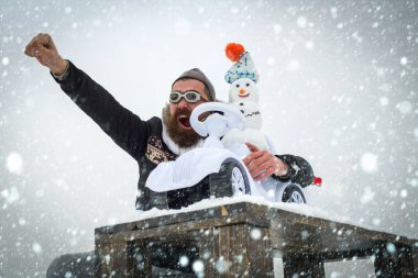 Beyaz gökyüzü üzerinde heyecanlı hipster