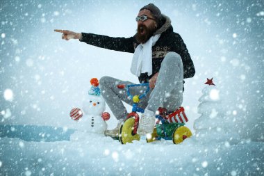 Kardan adam ve kar xmas ağacı kış gününde