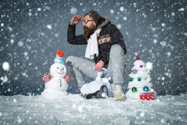 Adam arabası gri gökyüzü üzerinde oyuncak