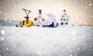 Kardan adam ve kar xmas ağacı üzerinde beyaz gökyüzü