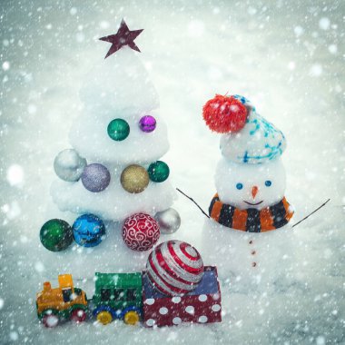 Dekorasyon, oyuncak tren ve mevcut kutusu ile Noel ağacı