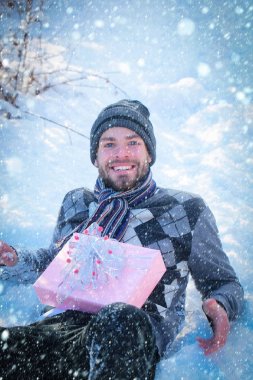 Maço üzerinde şapka, kazak ve eşarp kış günü gülümseyen