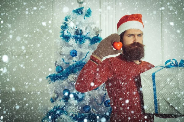 Человек Санта-Клауса с сердечной игрушкой и подарком . — стоковое фото