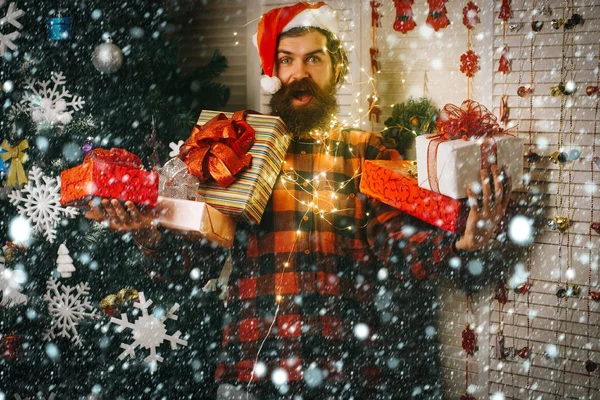 Santa claus hombre en la decoración con guirnalda . — Foto de Stock