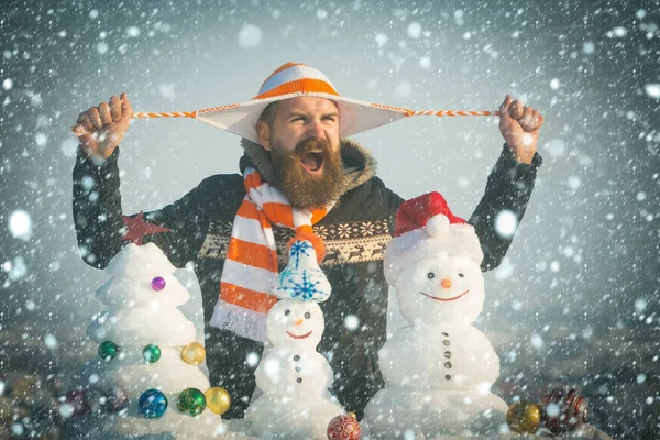 Arg man håller hatt strängar i händer — Stockfoto