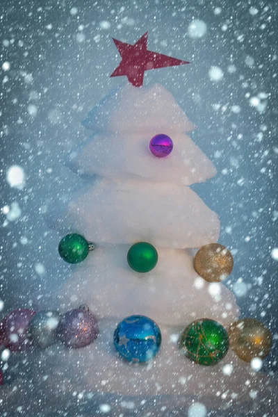 Arbre de Noël avec des boules sur fond bleu ciel — Photo