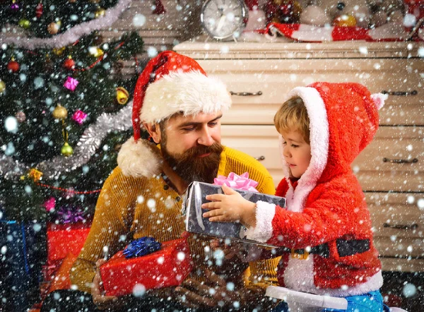 Père Noël enfant, homme barbu à l'arbre de Noël — Photo