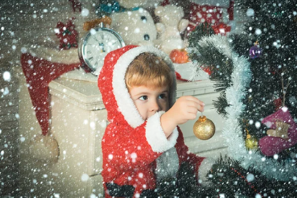Ano Novo pequeno menino no brinquedo de decoração . — Fotografia de Stock
