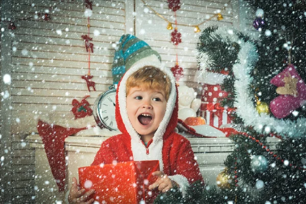 クリスマス ツリーを飾るサンタ クロース子供.. — ストック写真