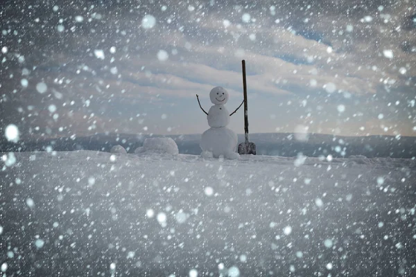 Χιονάνθρωπος με φτυάρι. — Φωτογραφία Αρχείου