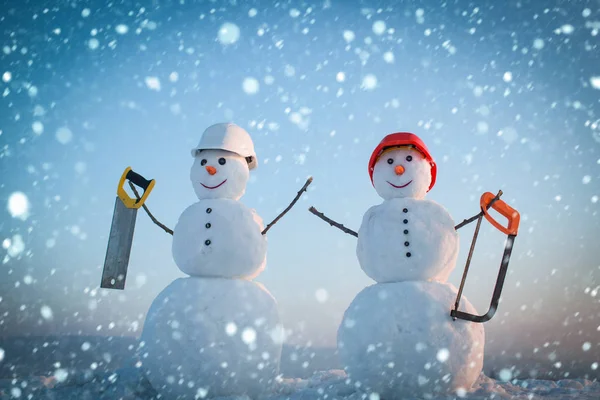 Snowman constructor en invierno en casco . — Foto de Stock