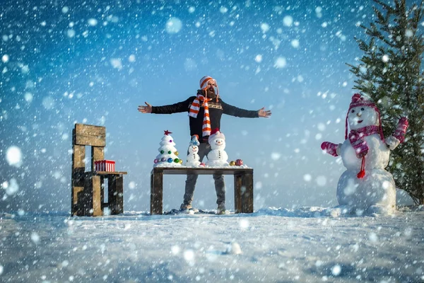 Muñeco de nieve y árbol de Navidad en el paisaje nevado — Foto de Stock