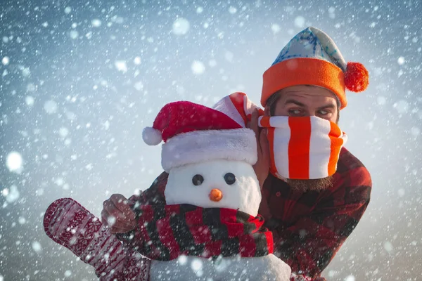 Weihnachtsmann mit Bart auf glücklichem Gesicht. — Stockfoto