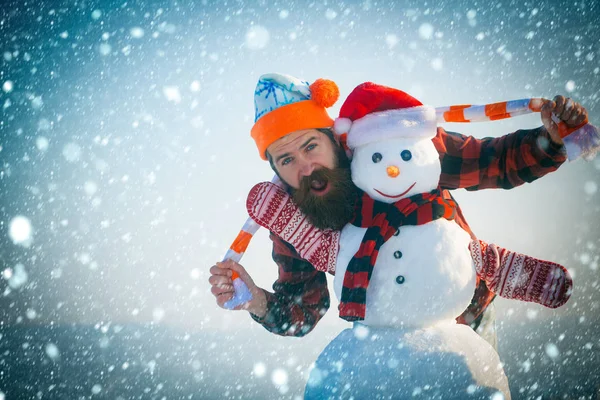 Papai Noel homem com boneco de neve no chapéu . — Fotografia de Stock