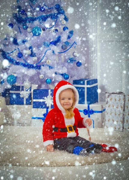 クリスマスの子供やクリスマス ツリー、プレゼント ボックスで小さな男の子 — ストック写真