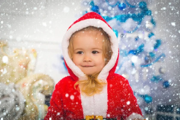 クリスマスの子供またはクリスマス ツリーで小さな男の子 — ストック写真