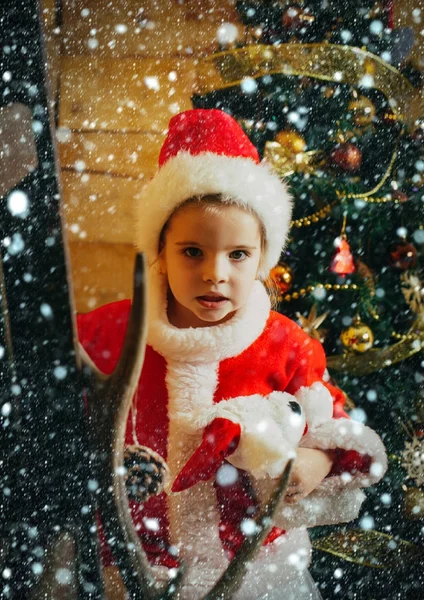 Weihnachtsmann-Kind am Weihnachtsbaum. — Stockfoto