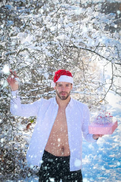 Macho με γυμνό τον κορμό σε ανοιχτό πουκάμισο χειμερινή ημέρα — Φωτογραφία Αρχείου